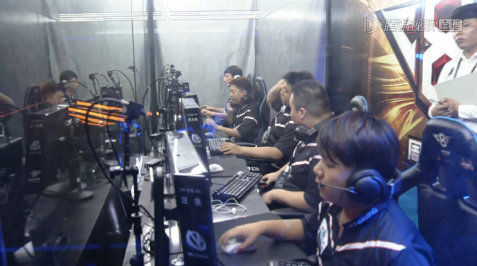 FPX官博为中单Care庆生：19岁新人还需成长，很荣幸与你一路同行