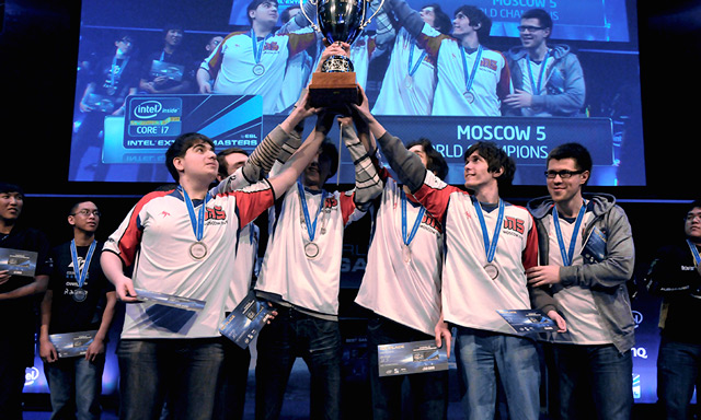 aurora 老板赠送 EmiliaQAQ 两把价值5000美元的刀