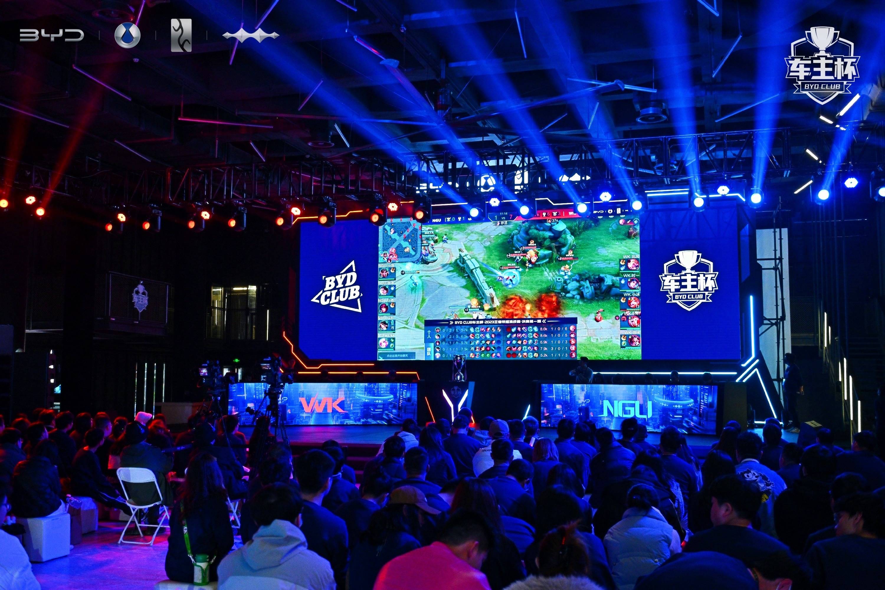 Top Esports 四名玩家跳下并爆炸。 Tarzan 的命运是杀死四个人并击溃 Anyone's Legend 红蓝以赢得第一场比赛。