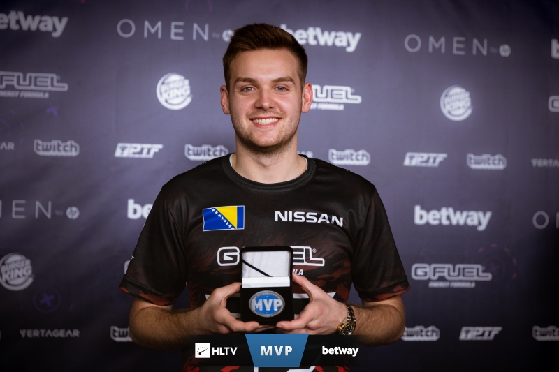 国家第一中学！骑士库奇成为军队中的刺客，带领 EDward Gaming 的中路选手。 Bilibili Gaming 轻松赢得了第一局